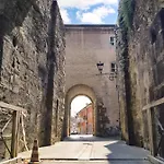 Incantevole Vista Dalle Mura Del Castello. *