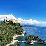 Incantevole Vista Dalle Mura Del Castello. *
