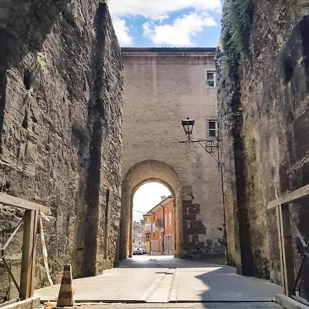 Incantevole Vista Dalle Mura Del Castello. *