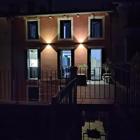 Incantevole Vista Dalle Mura Del Castello.