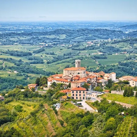 Incantevole Vista Dalle Mura Del Castello. *