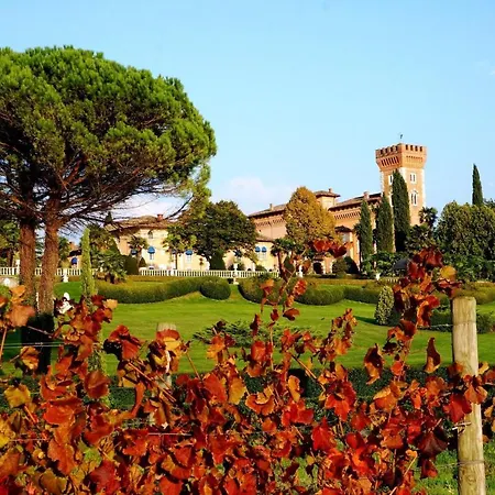 Incantevole Vista Dalle Mura Del Castello.