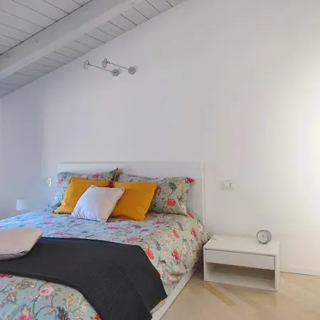 Incantevole Vista Dalle Mura Del Castello. *