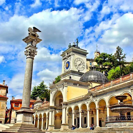 Incantevole Vista Dalle Mura Del Castello. *