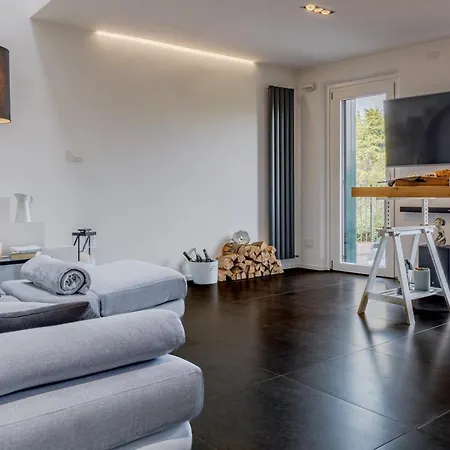 Incantevole Vista Dalle Mura Del Castello. *