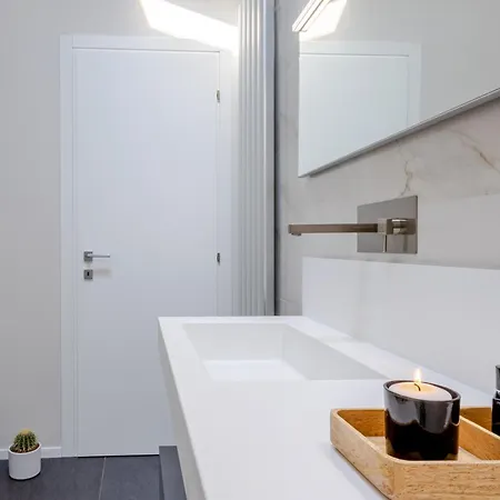 Incantevole Vista Dalle Mura Del Castello. *